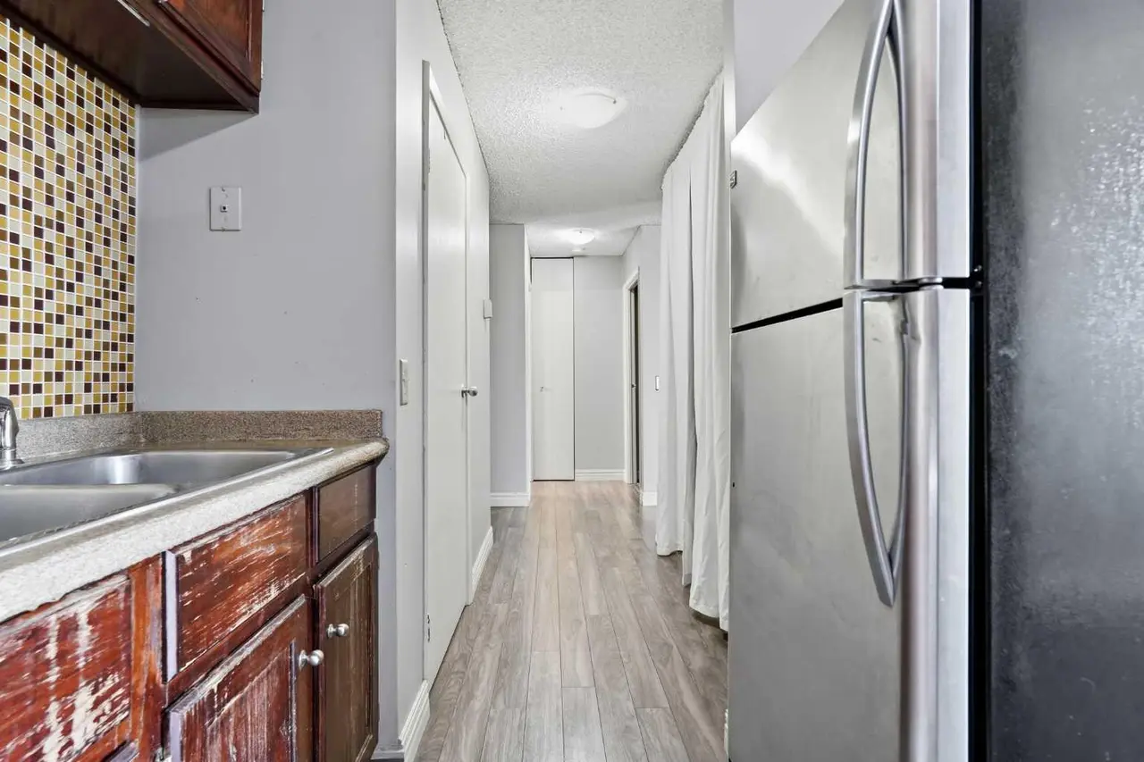 406, 145 Point Drive NW