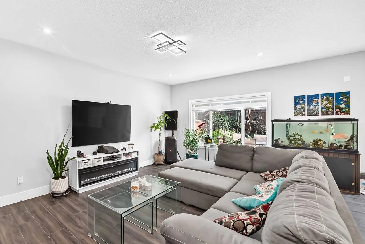 86 Carringvue Manor NW