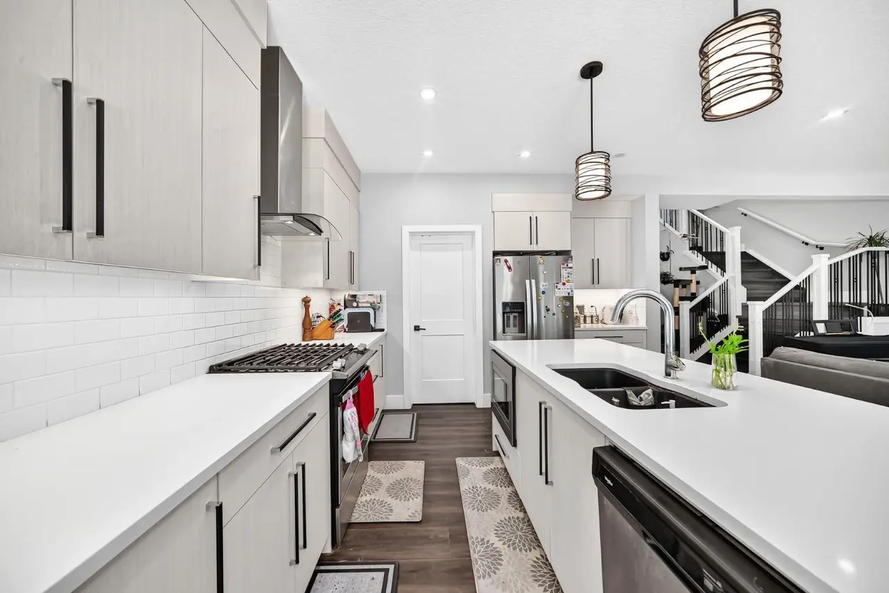 86 Carringvue Manor NW