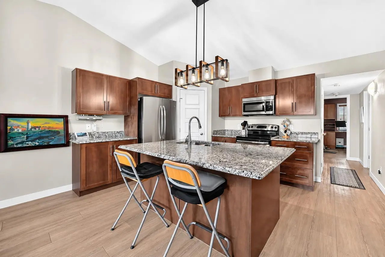 1203, 2781 Chinook Winds Drive SW