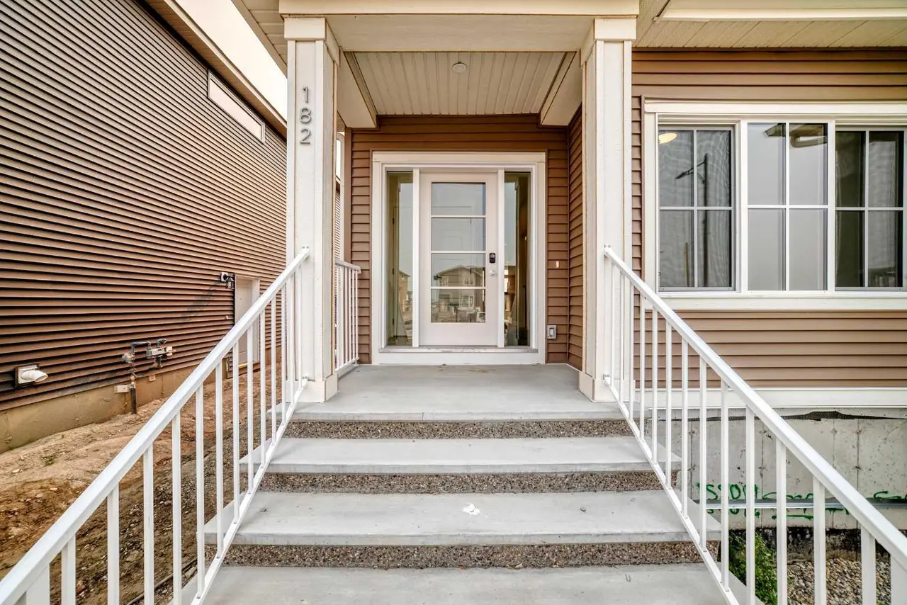 182 Lanark Gate SE
