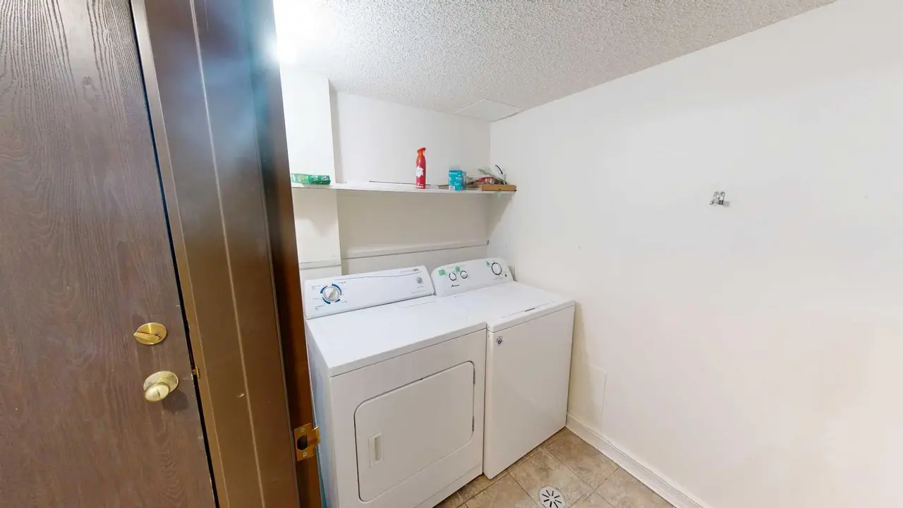212, 401 Columbia Boulevard W