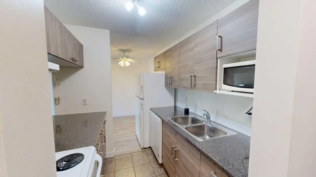 212, 401 Columbia Boulevard W