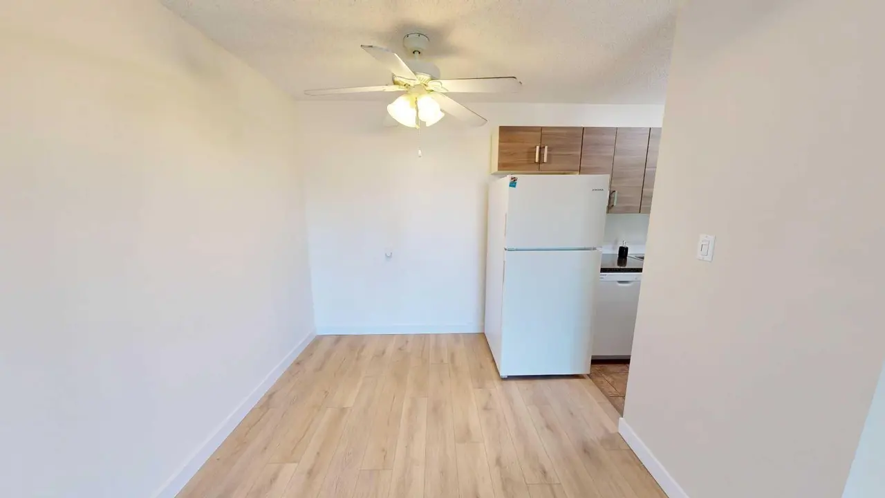 212, 401 Columbia Boulevard W