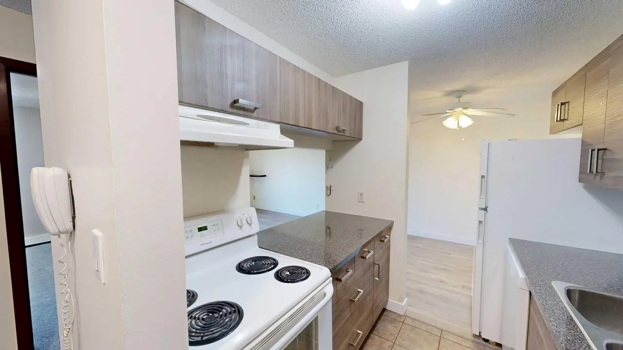 212, 401 Columbia Boulevard W