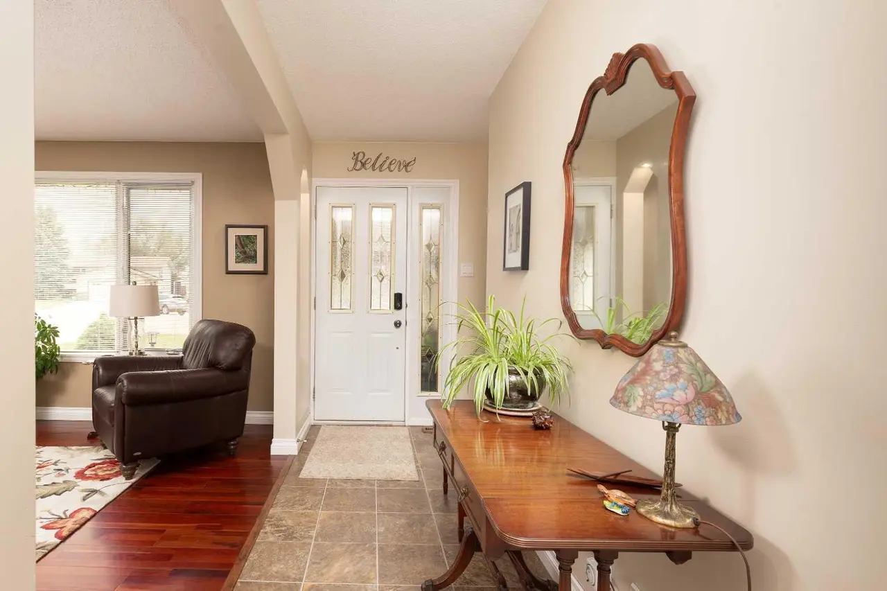 10 Seneca Place W