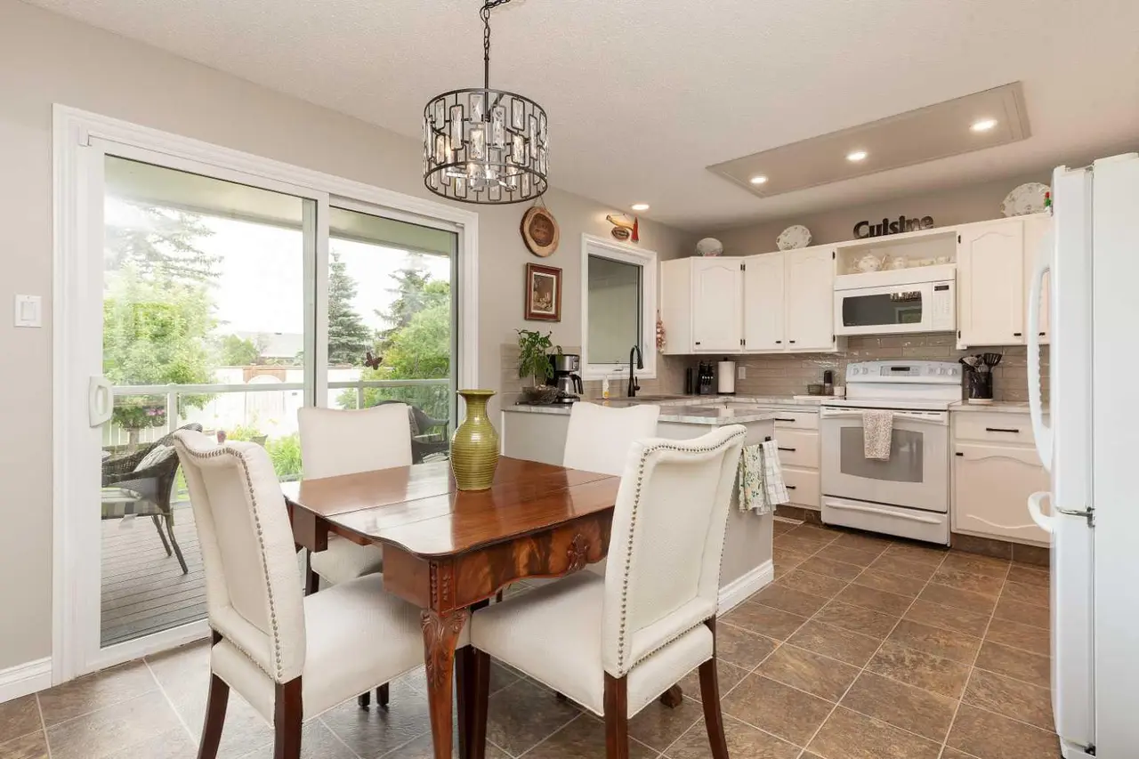 10 Seneca Place W