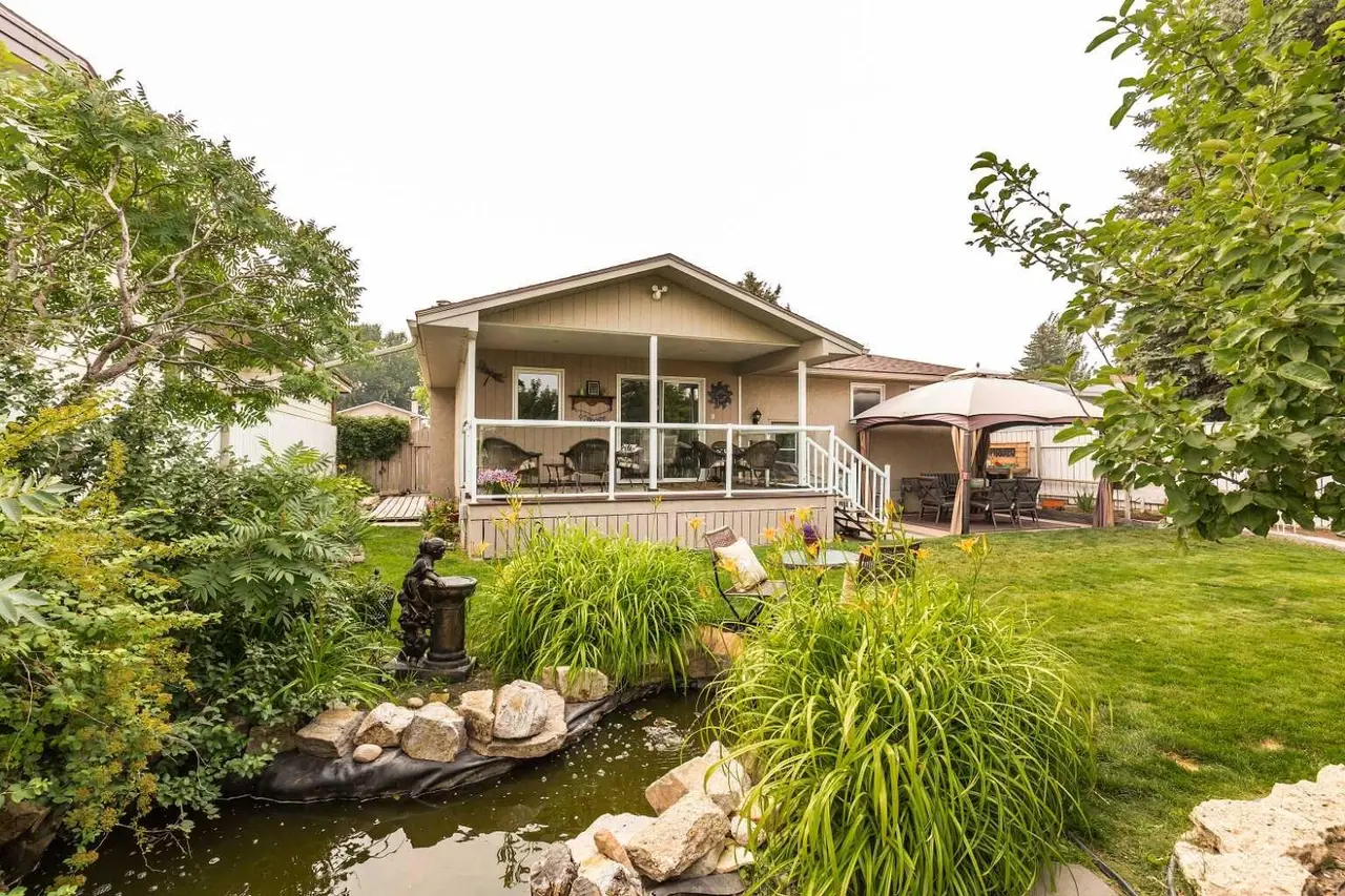 10 Seneca Place W