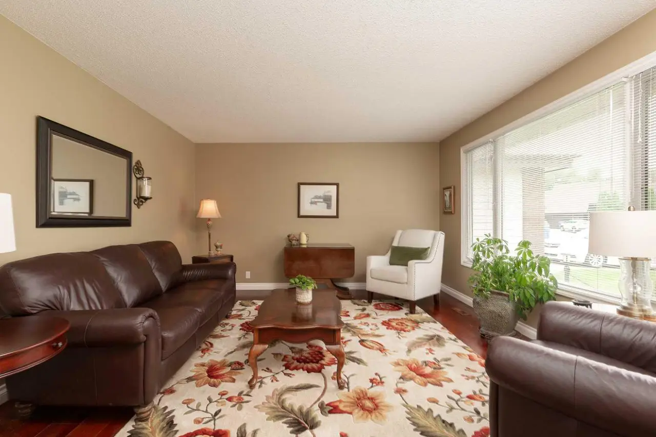 10 Seneca Place W