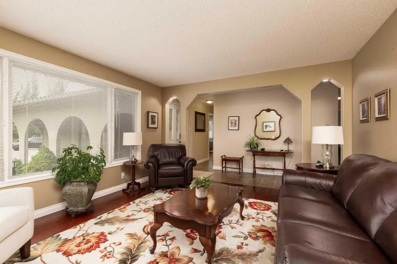 10 Seneca Place W
