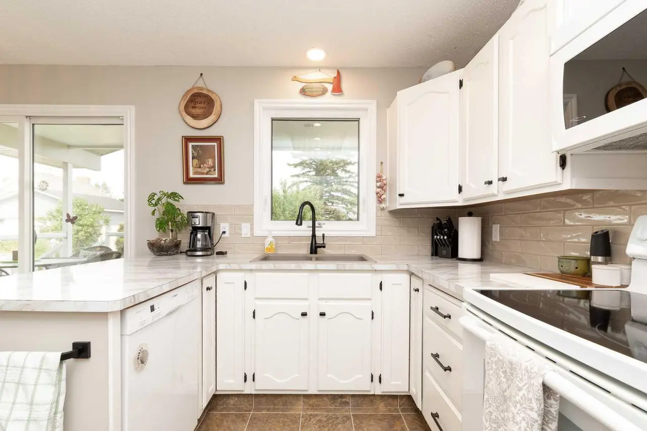 10 Seneca Place W