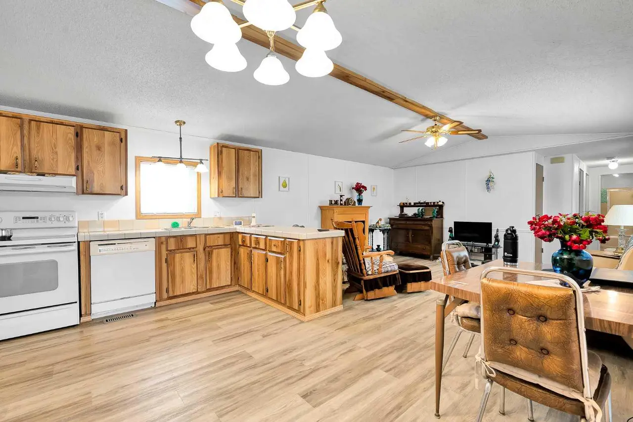 3123 Burroughs Manor NE