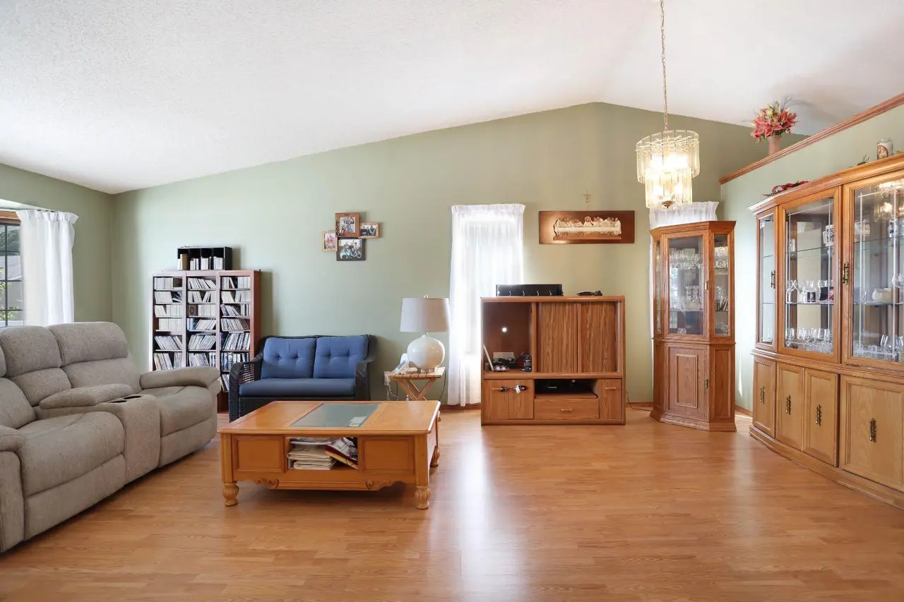 35 Parkland Close E