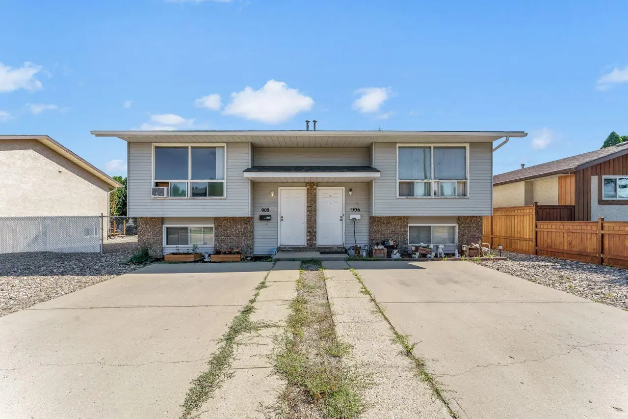 908 Ross Glen Drive SE