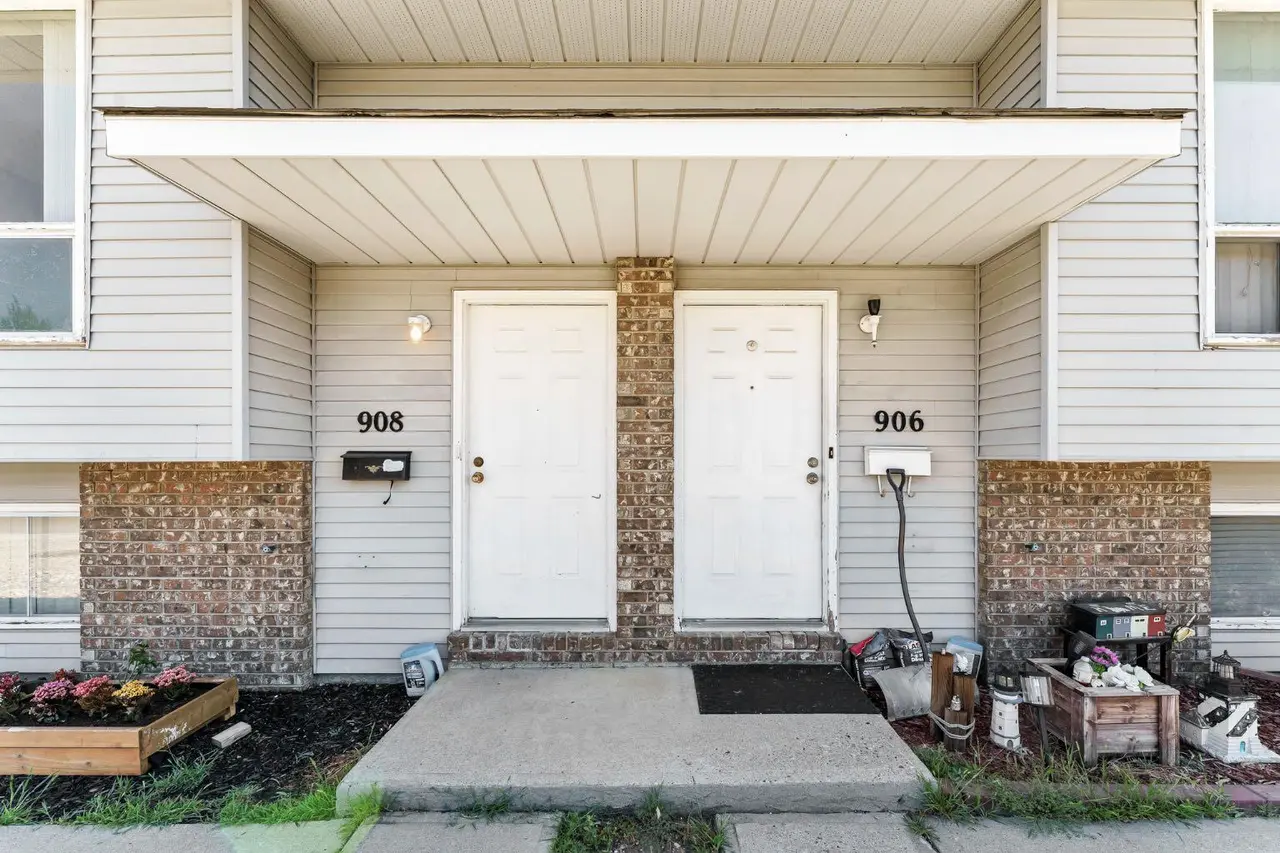 908 Ross Glen Drive SE