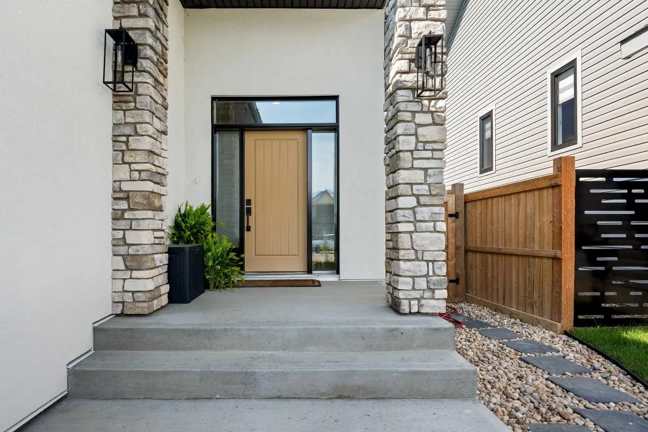 6106 13 Street Close 