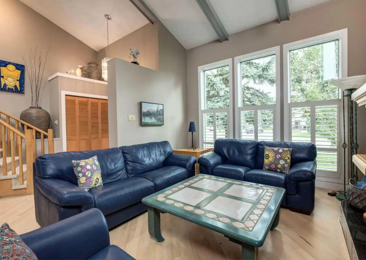 111 Hawksbrow Drive NW