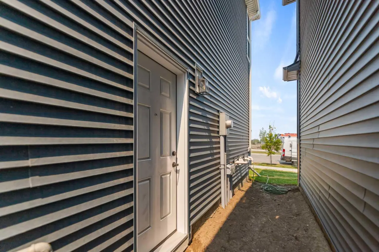 247 Lucas Gate NW