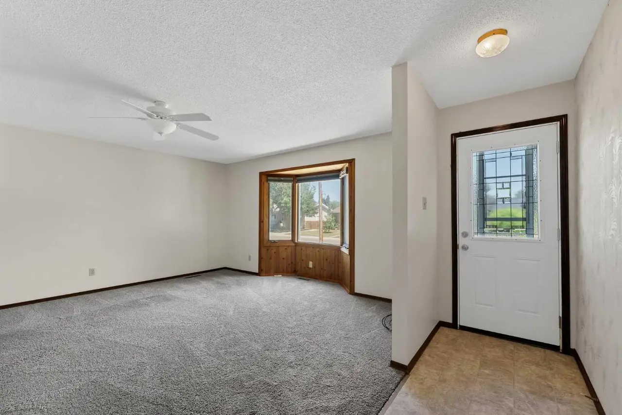 31 8 Street W