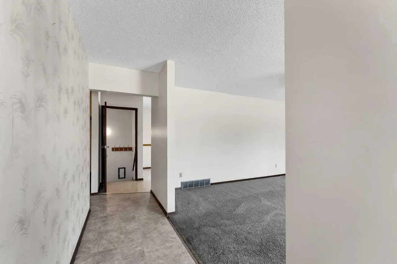31 8 Street W