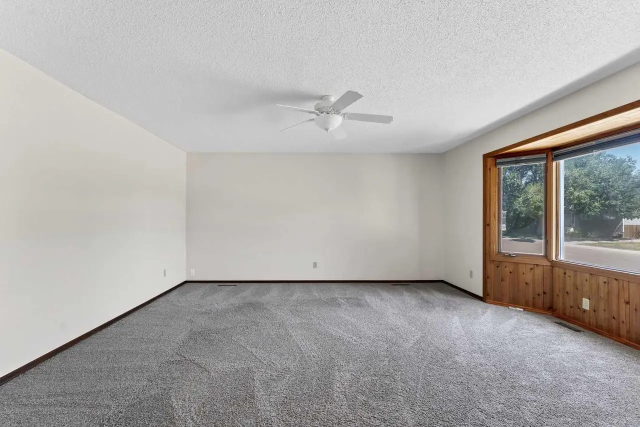 31 8 Street W