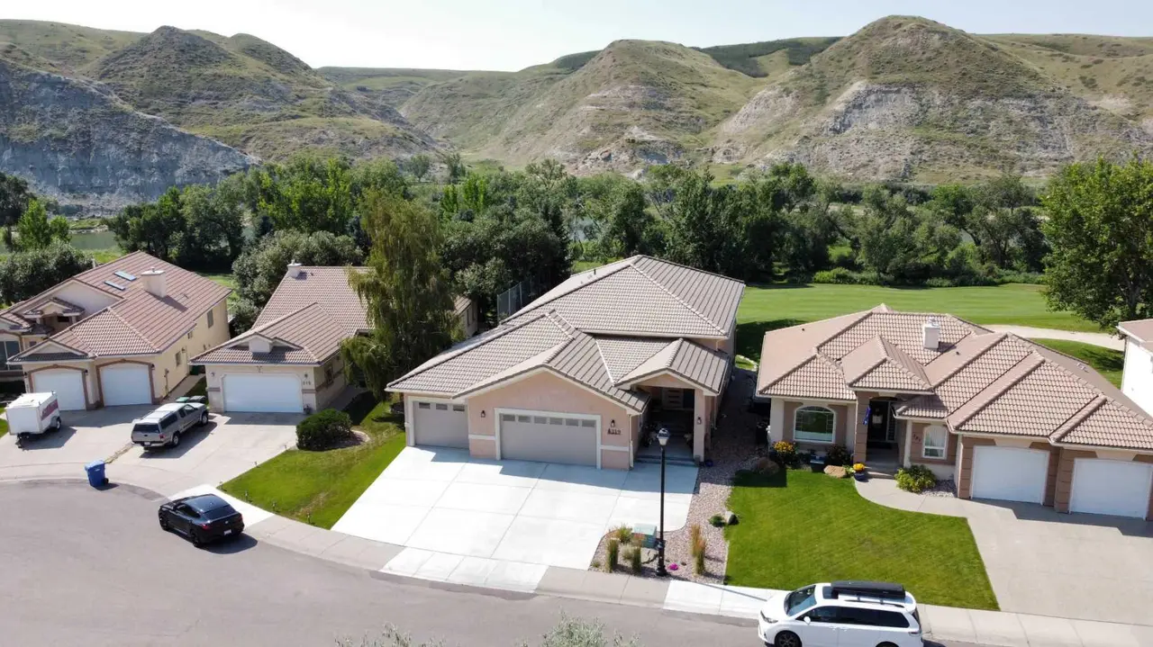 319 Canyon Boulevard W
