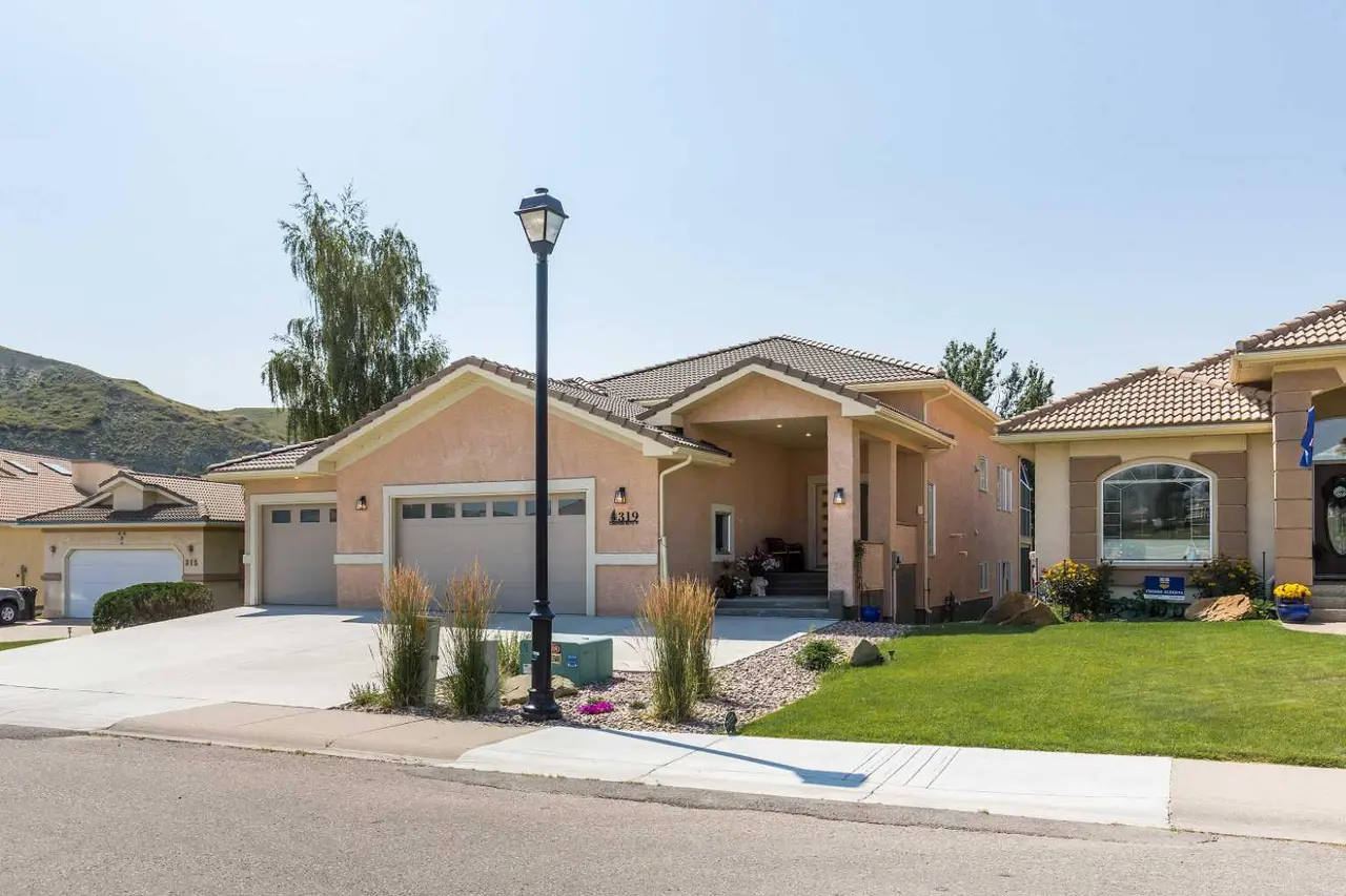 319 Canyon Boulevard W
