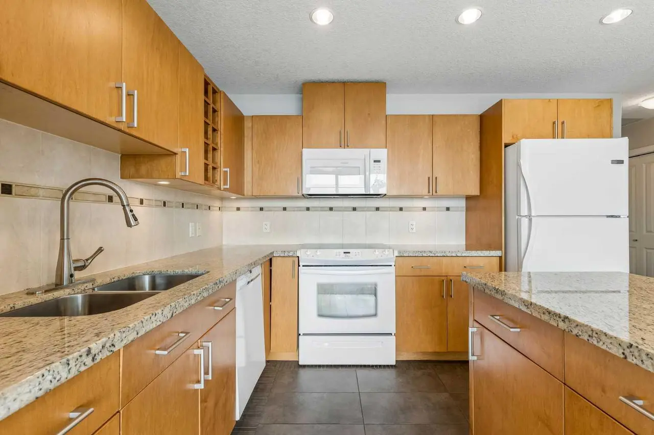 2204, 77 Spruce Place SW