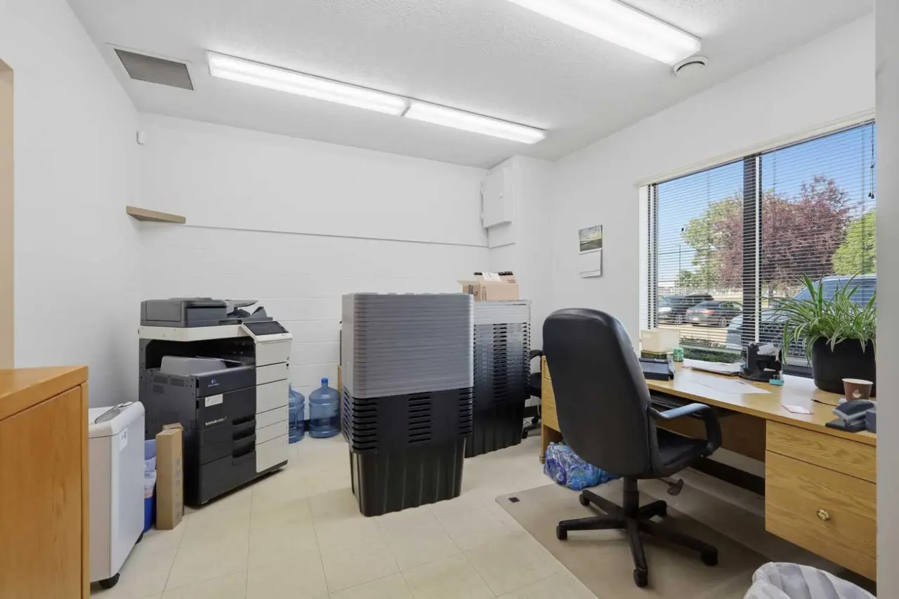 9-10, 7719 Edgar Industrial Drive 