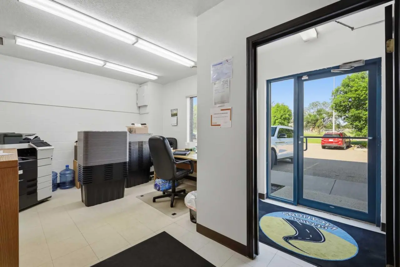 9-10, 7719 Edgar Industrial Drive 