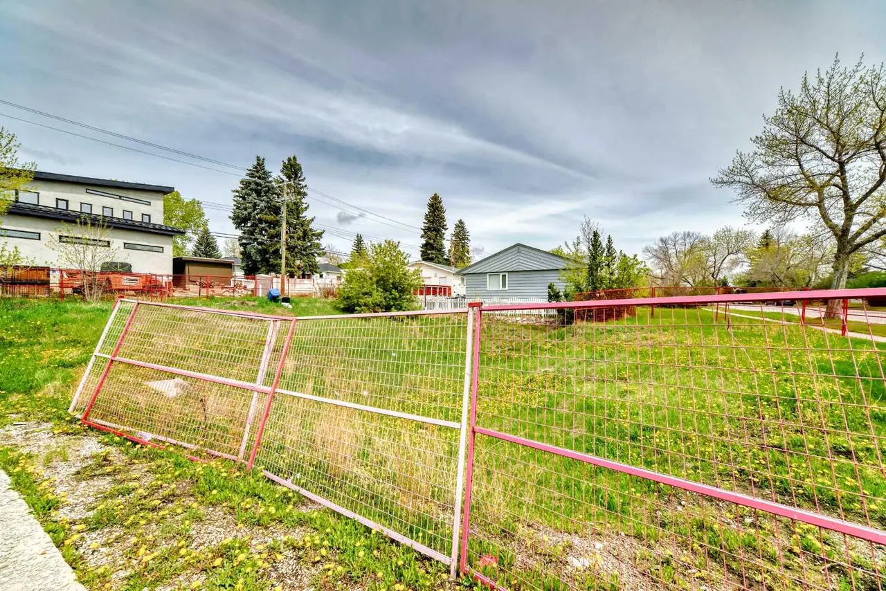 523 Northmount Drive NW