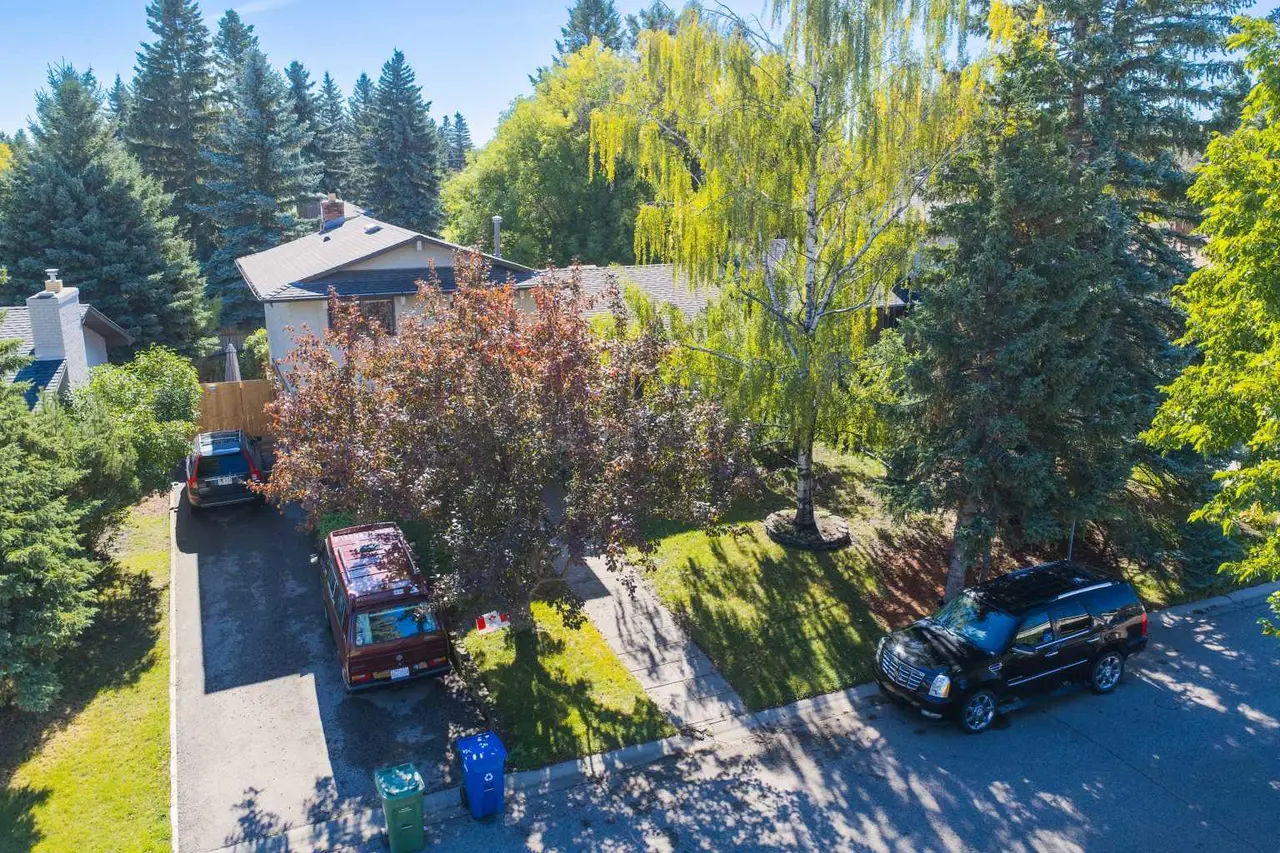 544 BROOKMERE Crescent SW