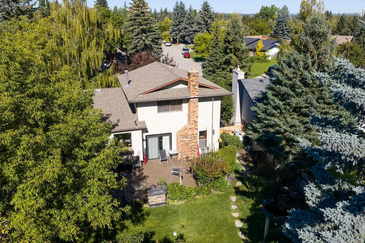 544 BROOKMERE Crescent SW