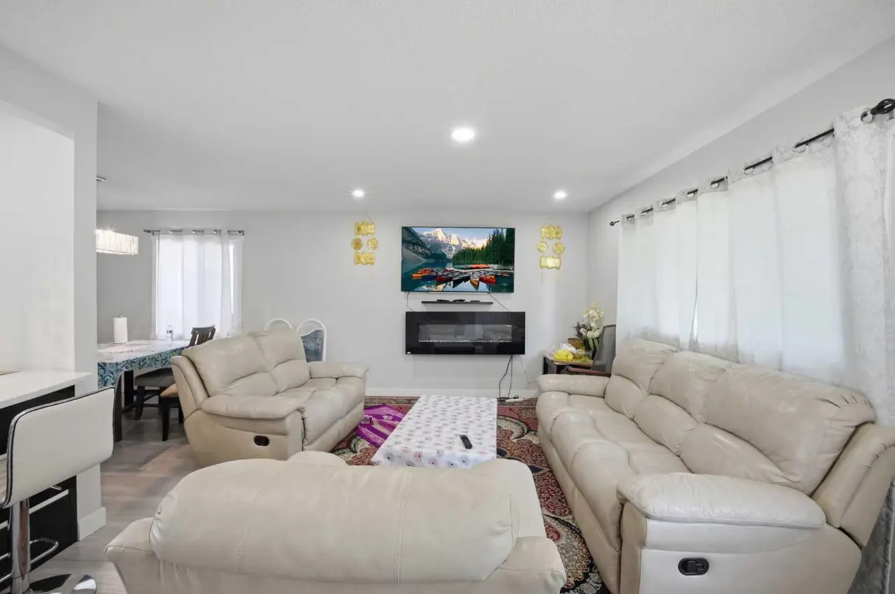 731 Maryvale Way NE