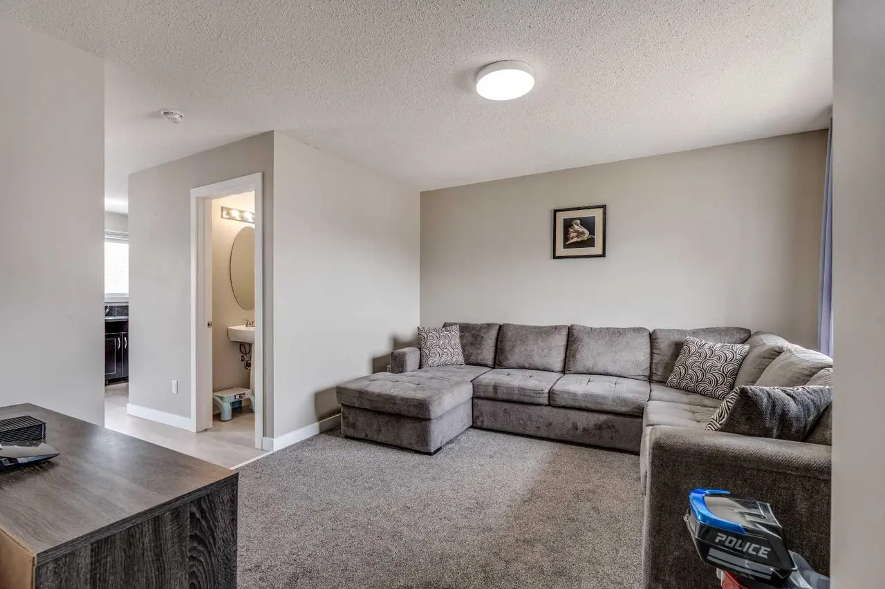 2, 237 Silkstone Road W