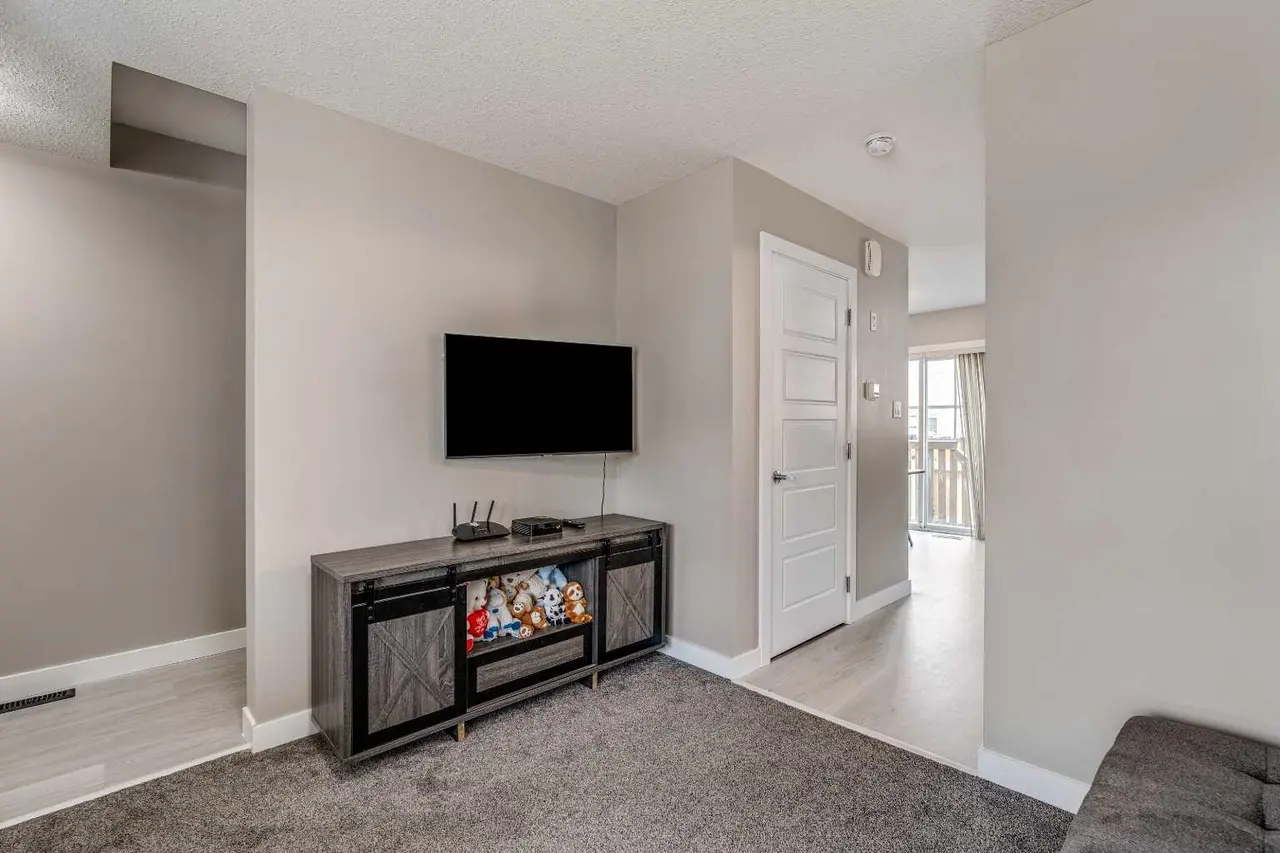 2, 237 Silkstone Road W