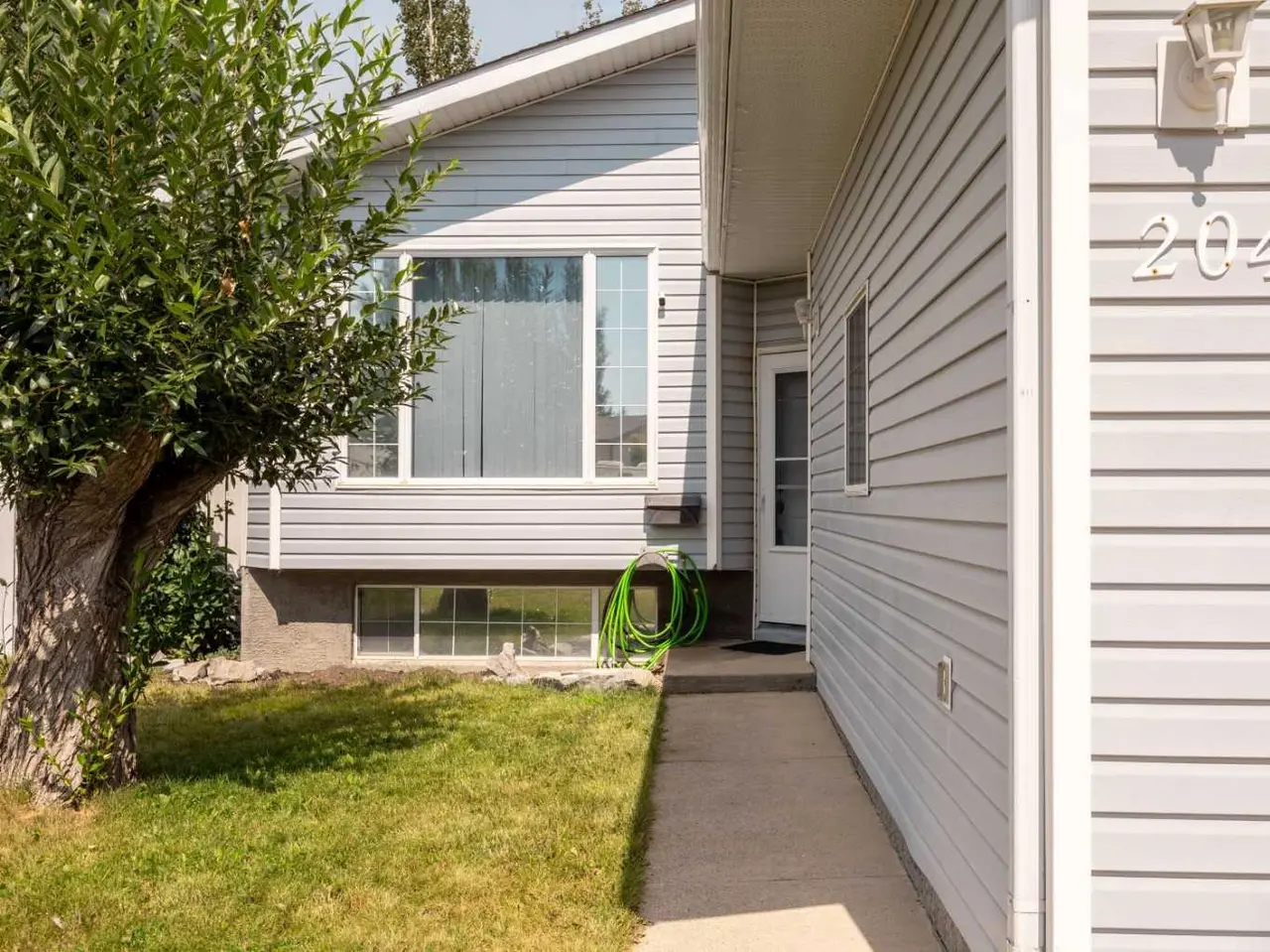 204 Mt Rundle Road W