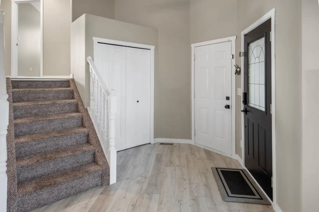 102 Pinnacle Crescent 