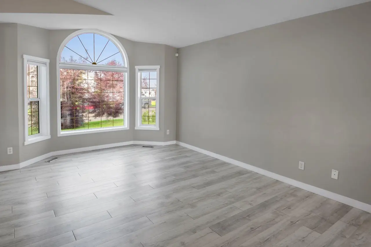 102 Pinnacle Crescent 