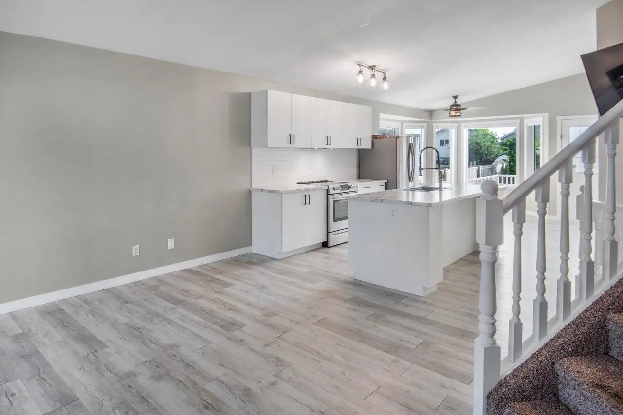 102 Pinnacle Crescent 