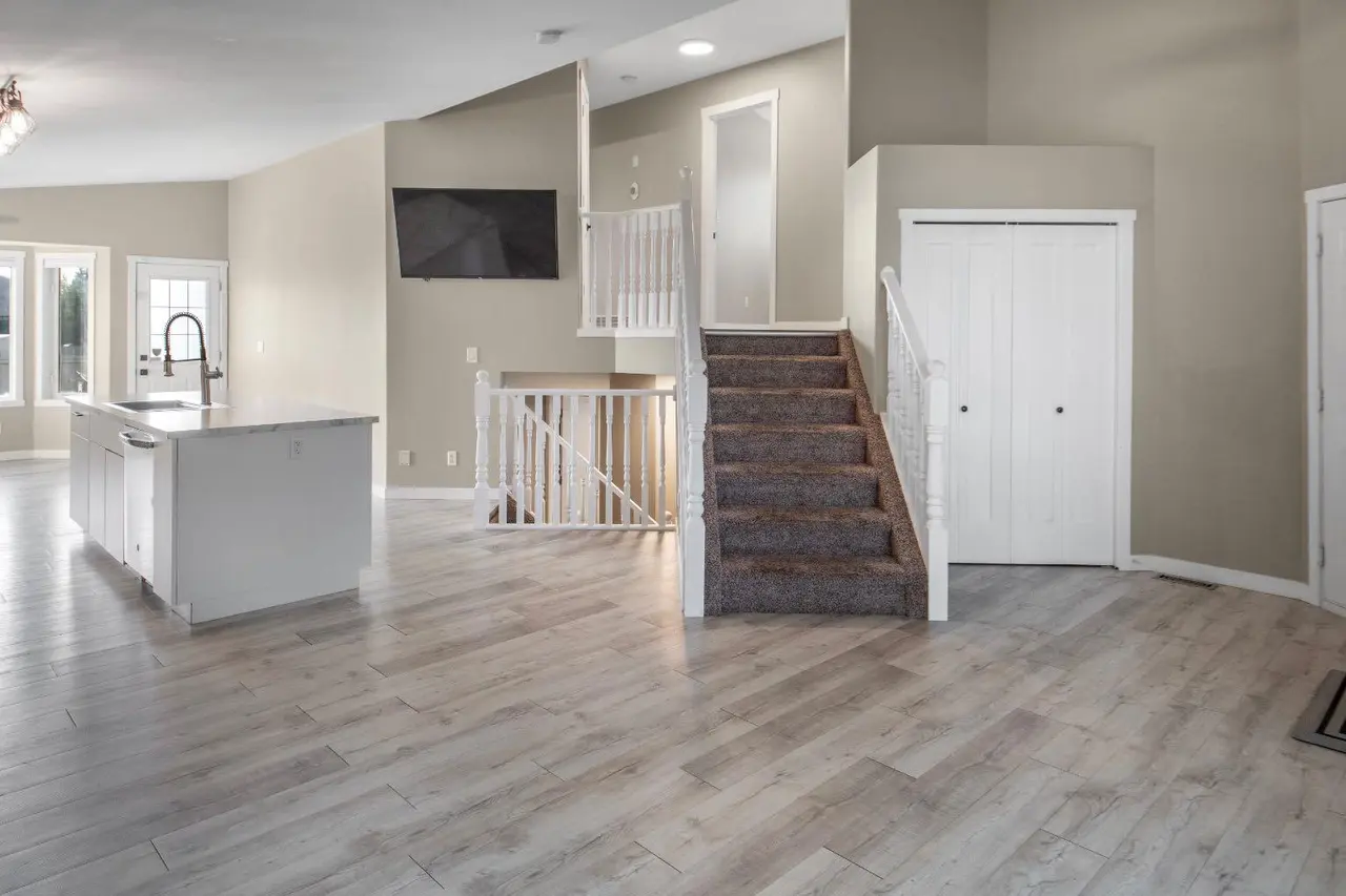 102 Pinnacle Crescent 