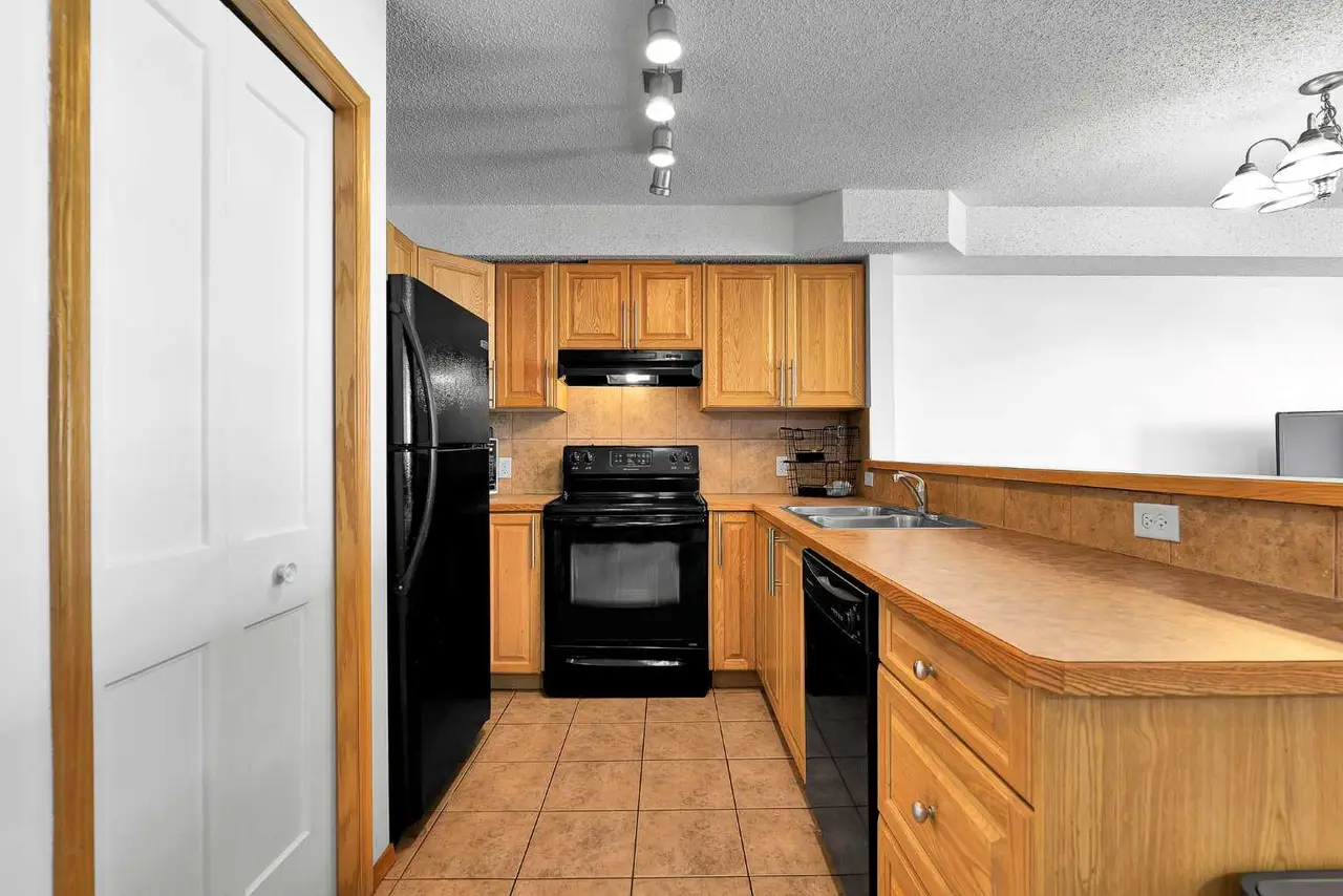 218, 92 Saddletree Court NE