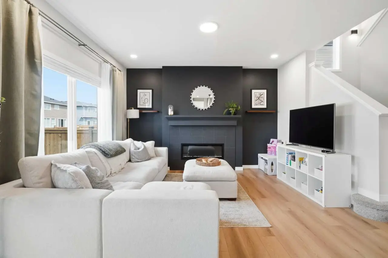 557 Baywater Manor SW