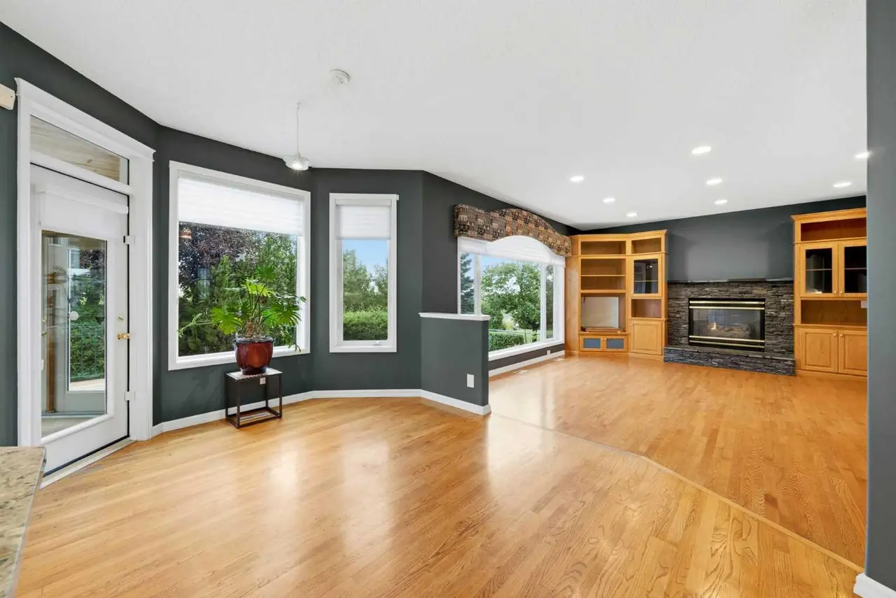 250 Diamond Drive SE