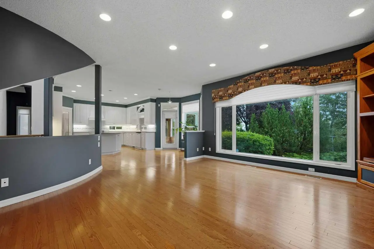 250 Diamond Drive SE