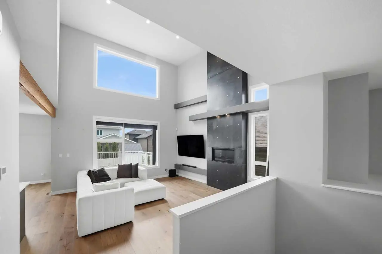 102 Longmire Close 