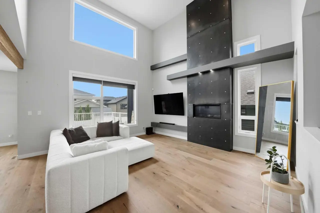 102 Longmire Close 