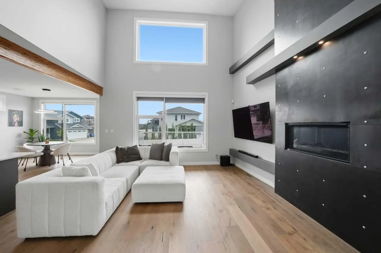 102 Longmire Close 