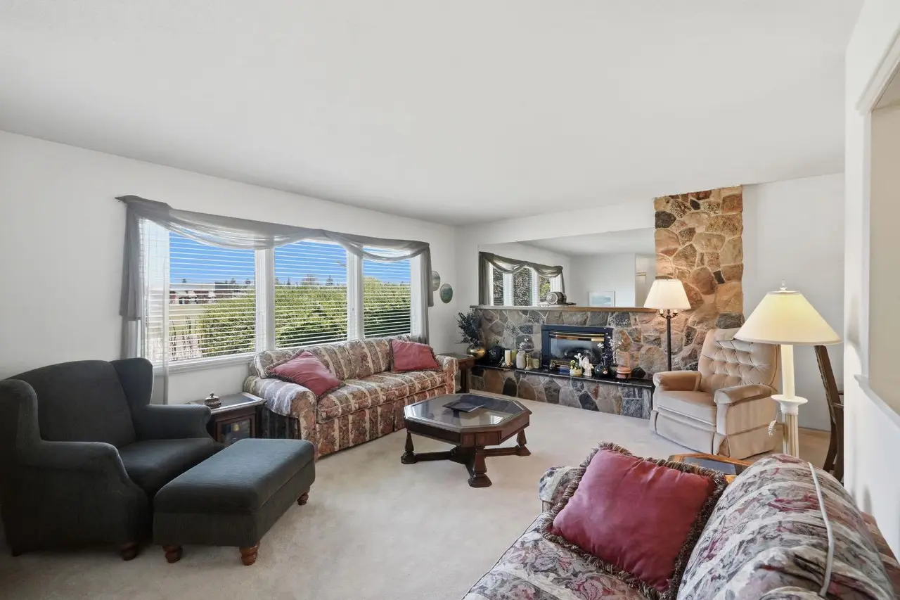 4021 Embury Crescent 