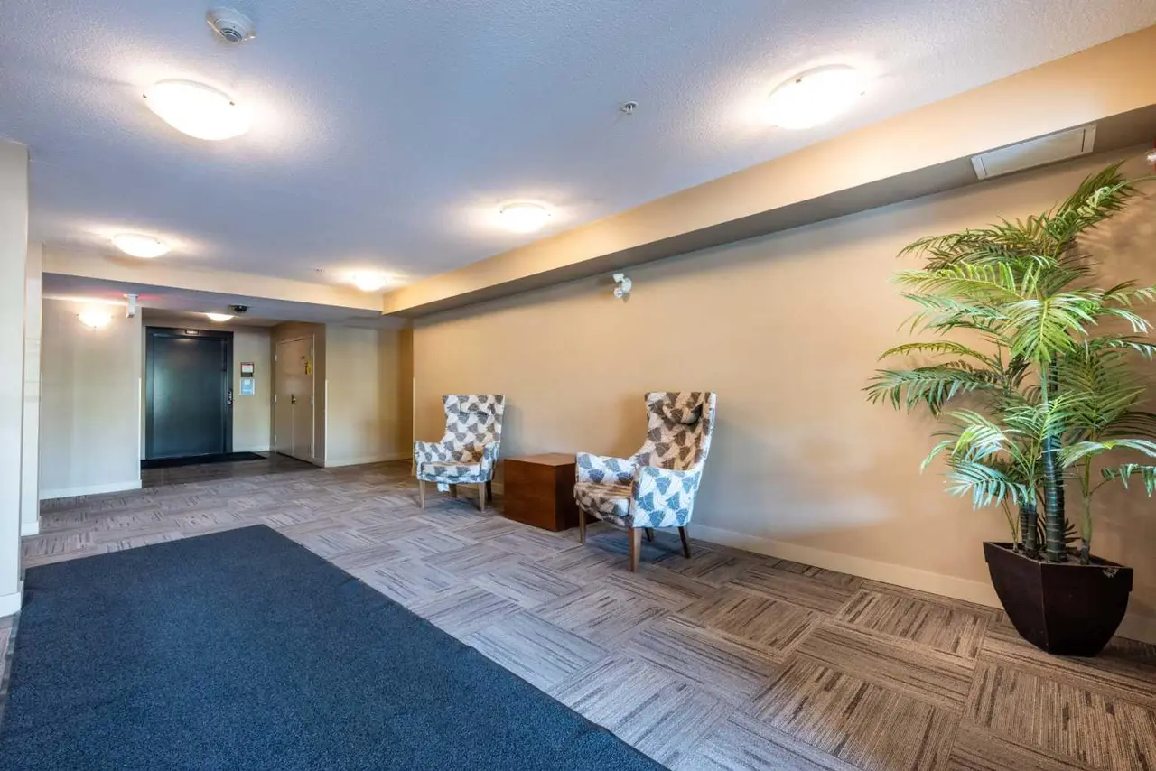 8112, 403 Mackenzie Way SW